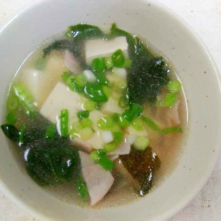 ハムと豆腐とワカメの中華スープ